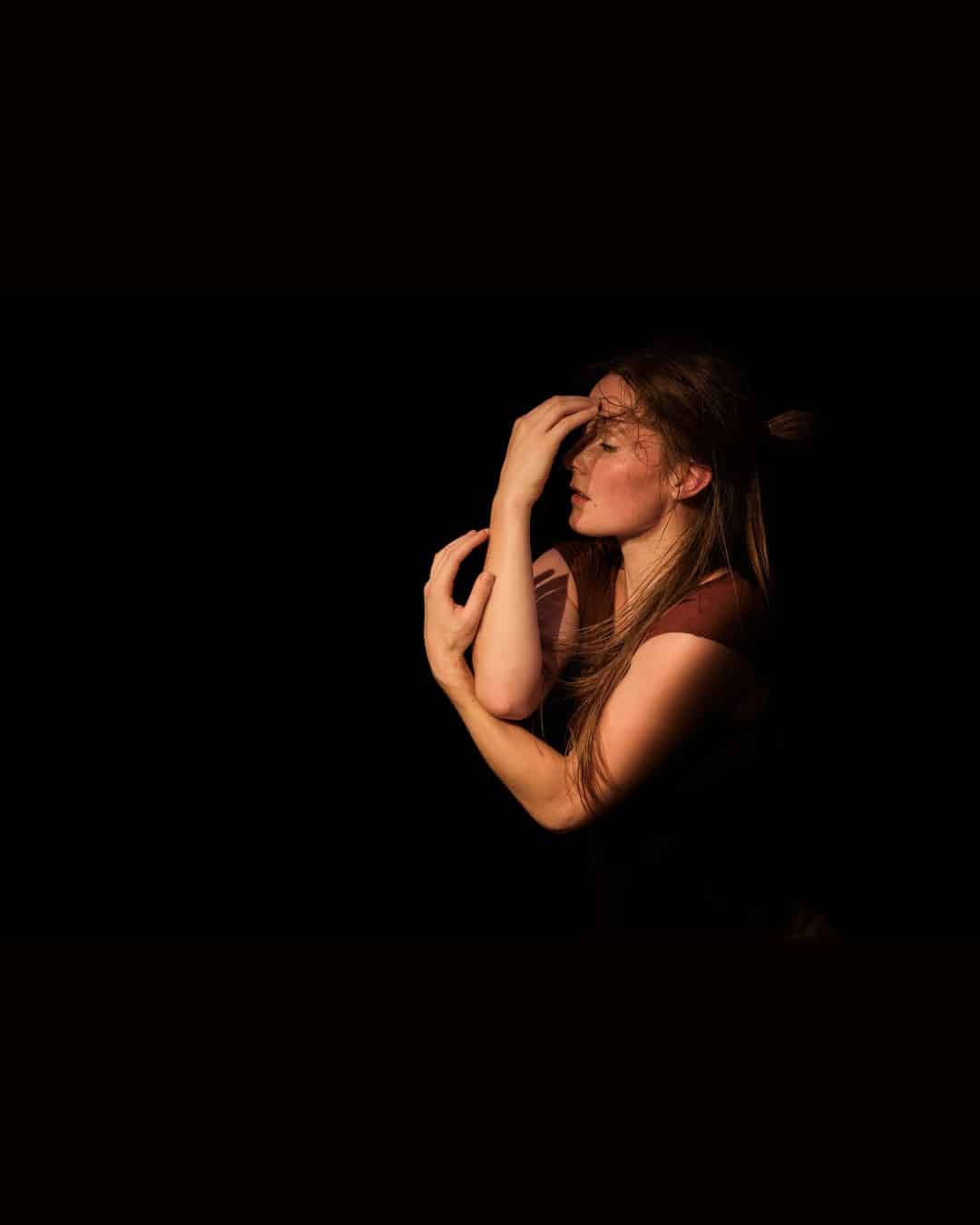 Dans van Kamee Frieling Danseres Kamee Frieling voor de voorstelling 'Tegen de Muur', waarin zij de fysieke impact van stress en mentale druk uitdrukt door middel van contemporary dans.