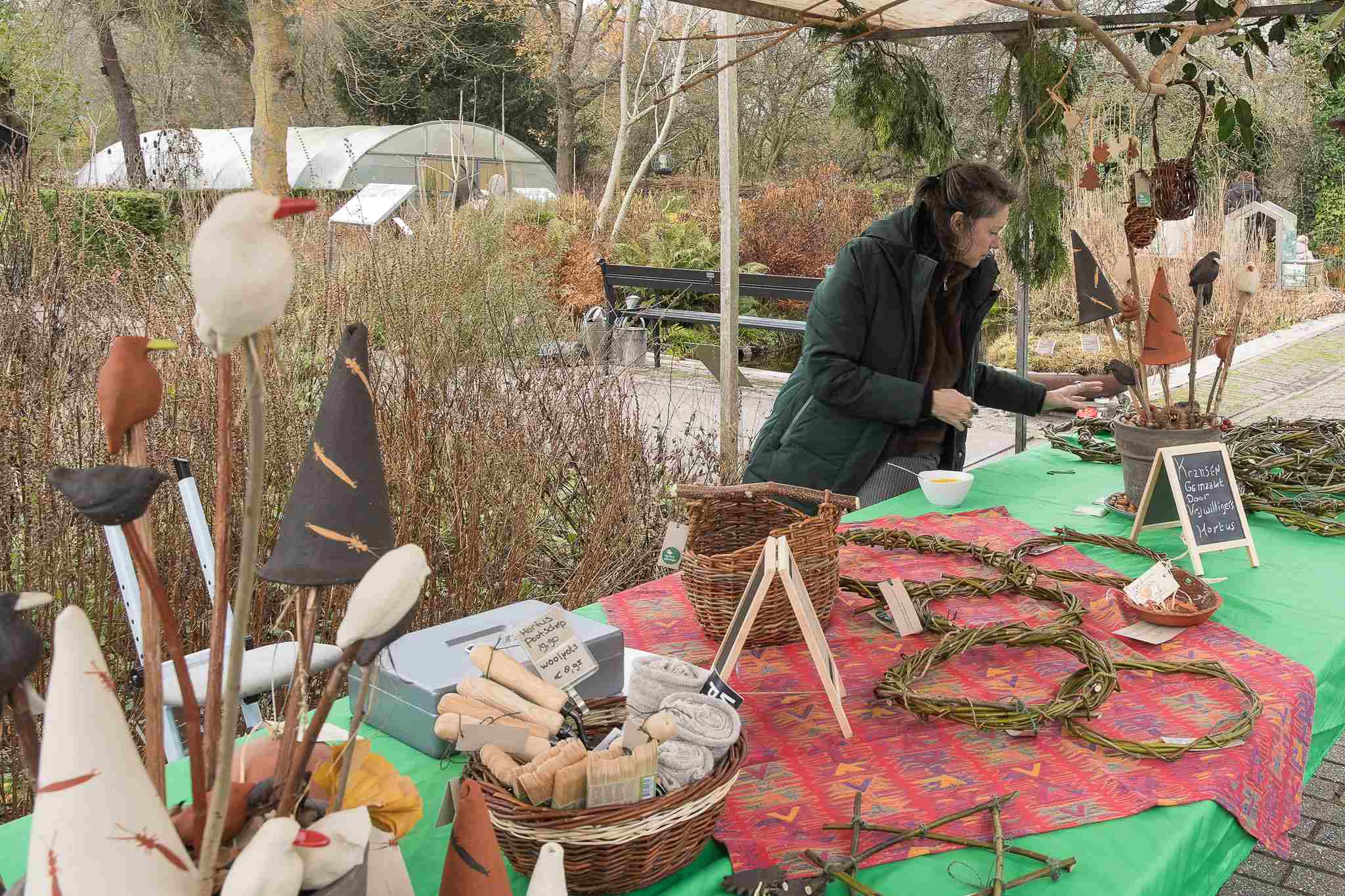 Pimp my kerstkrans workshop door vrijwilligers van Hortus Alkmaar op 29 november